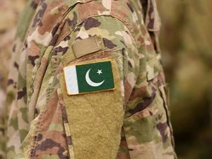 Pakistan'da askere bombalı saldırı: 2 ölü
