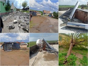 Silvan'da fırtına: Minare yıkıldı, çatılar uçtu
