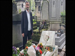 HÜDA PAR'lı Cevher'den Ahmet Kaya'nın mezarına ziyaret: Başörtülülere olan desteğini unutmadık!