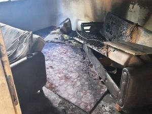 Adana’da depremde ağır hasar alan evde yangın