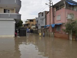 Adana'da şiddetli yağış sele yol açtı