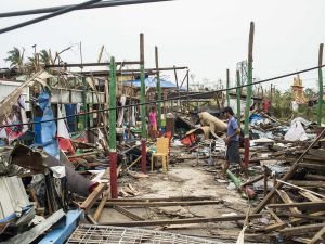 Myanmar yönetimi kasırgadan etkilenen bölgelere insani yardımları askıya aldı