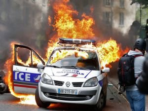 Fransa'da polis cinayetini protesto eden 1000 kişi gözaltına alındı