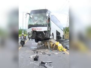 Kaza yapan tur otobüsü bariyerlerde asılı kaldı