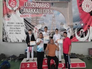 Depremzede çocuk çadır kentte çalışarak Uluslararası Karate şampiyonu oldu