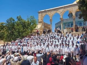 Filistin'deki tıp öğrencileri Mescid-i Aksa'nın avlusunda yemin etti