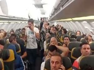 Yolcuların uçağın içinde saatlerce bekletilmesi tepkiyle karşılandı