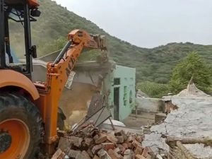 Hindistan zulme doymuyor! Yüzlerce evi yıktı