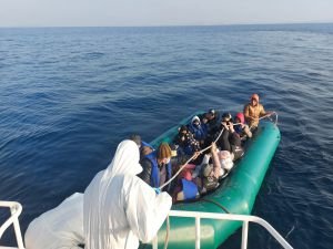 Balıkesir açıklarında lastik botları arızalanan düzensiz göçmenler kurtarıldı