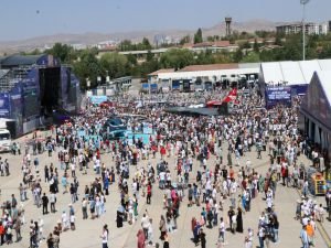 Ankara semaları TEKNOFEST'teki uçuş gösterileriyle renklendi