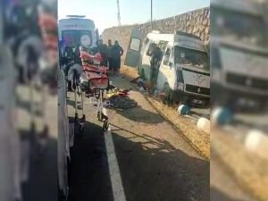 Mevsimlik tarım işçilerini taşıyan minibüs kaza yaptı: 3 ölü 17 yaralı