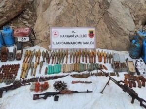 Hakkari'de 3 mağarada silah ve mühimmat ele geçirildi