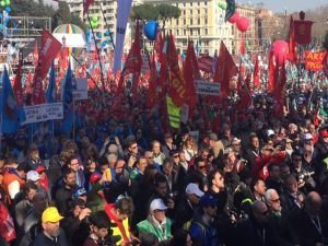 İtalya'da işçiler taleplerini hükümete duyurmak için yürüdü