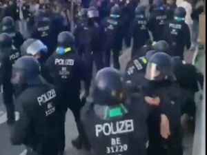 Alman polisi işgal rejimini protesto edenlere saldırdı