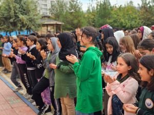 Minik eller Gazze'ye dua için açıldı