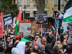 Paris'te, Gazze saldırılarının son bulması için "Hepimiz Filistiniz" yürüyüşü yapıldı