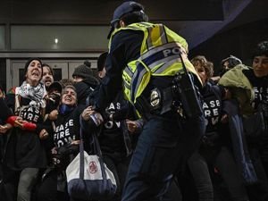 İşgalci ABD, Gazze'ye destek protestosuna müdahale etti