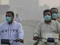 Pakistan'da hava kirliliği nedeniyle maske takma zorunluluğu getirildi