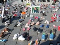 İşgal rejiminin çocuk katliamına dikkat çekmek için ayakkabı ve biberonlu eylem