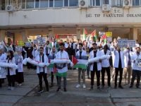 Dicle Üniversitesi sağlıkçıları kanlı önlüklerle katliamları protesto etti