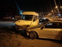 Elazığ'da minibüs ile otomobil çarpıştı : 5 yaralı