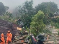Endonezya'da toprak kayması: 1 ölü, 11 kayıp