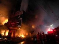 Pakistan'da alışveriş merkezinde yangın: 3 can kaybı