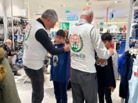 Avrupa Yetim Eli'den depremzede çocuklara giyim yardımı