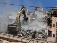 İşgalci siyonistler Kudüs'te bir binayı yıkarak 4 aileyi evsiz bıraktı