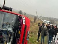 Mardin’de ilçeler arası yolcu otobüsü şarampole devrildi: 12 yaralı