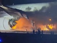 Tokyo'da yolcu uçağı yandı