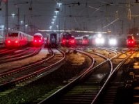 Almanya'da grev nedeniyle tren seferleri yapılamıyor