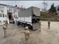 Bitlis'te tırın dorsesinde 76 düzensiz göçmen yakalandı