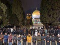 Filistinliler Ramazan ayının ilk sabahında Mescid-i Aksa'ya akın etti