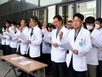 Güney Kore'de stajyer doktorlardan sonra tıp profesörleri de istifa edecek