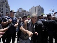 Arjantin halk hükümetin ekonomi politikalarını yine protesto etti