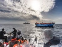 Endonezya açıklarında mülteci teknesi battı: 76 can kaybı
