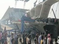 Hindistan'da işçiler çöken köprünün altında kaldı: 1 ölü, 9 yaralı