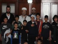Adana'da cami imamından örnek davranış: Camiye gelen çocuklara iftar programı