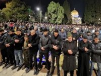 On binlerce Filistinli, teravih namazında Mescid-i Aksa'ya akın etti