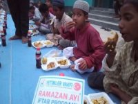 Yetimler Vakfı, Bangladeş'te medrese öğrencilerine iftar yemeği verdi