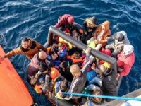 Yunanistan unsurlarınca geri geri itilen düzensiz göçmenler kurtarıldı