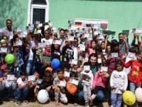 Avrupa Yetim Eli Kuzey Makedonya'da yüzlerce çocuğa bayram harçlığı dağıttı