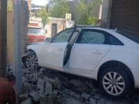 Otomobil evin bahçe duvarını yıktı, sürücü olay yerinden kaçtı