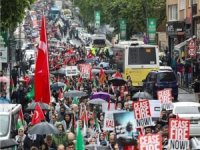 İstanbul'da binlerce kişi yağmura rağmen Gazze için yürüdü