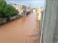 Şanlıurfa'da etkili olan yağış bir mahalleyi sular altında bıraktı