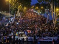 Gürcistan'da on binler "yabancı etki" yasasını protesto etti