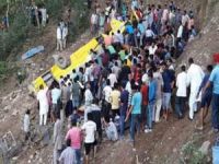 Hindistan'da okul otobüsü uçuruma yuvarlandı: 27 ölü