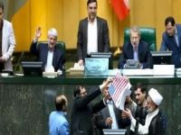 İran Meclisinde ABD bayrağı yakıldı