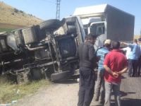 Bitlis'te kamyon ile tanker çarpıştı: 2 yaralı
